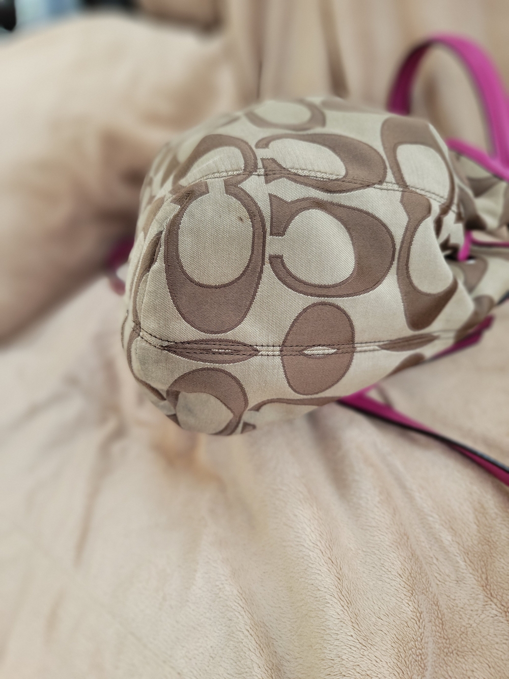 Coach Signature Drawstring Bucket Bag in Beige and Pink - Picture 6 of 7